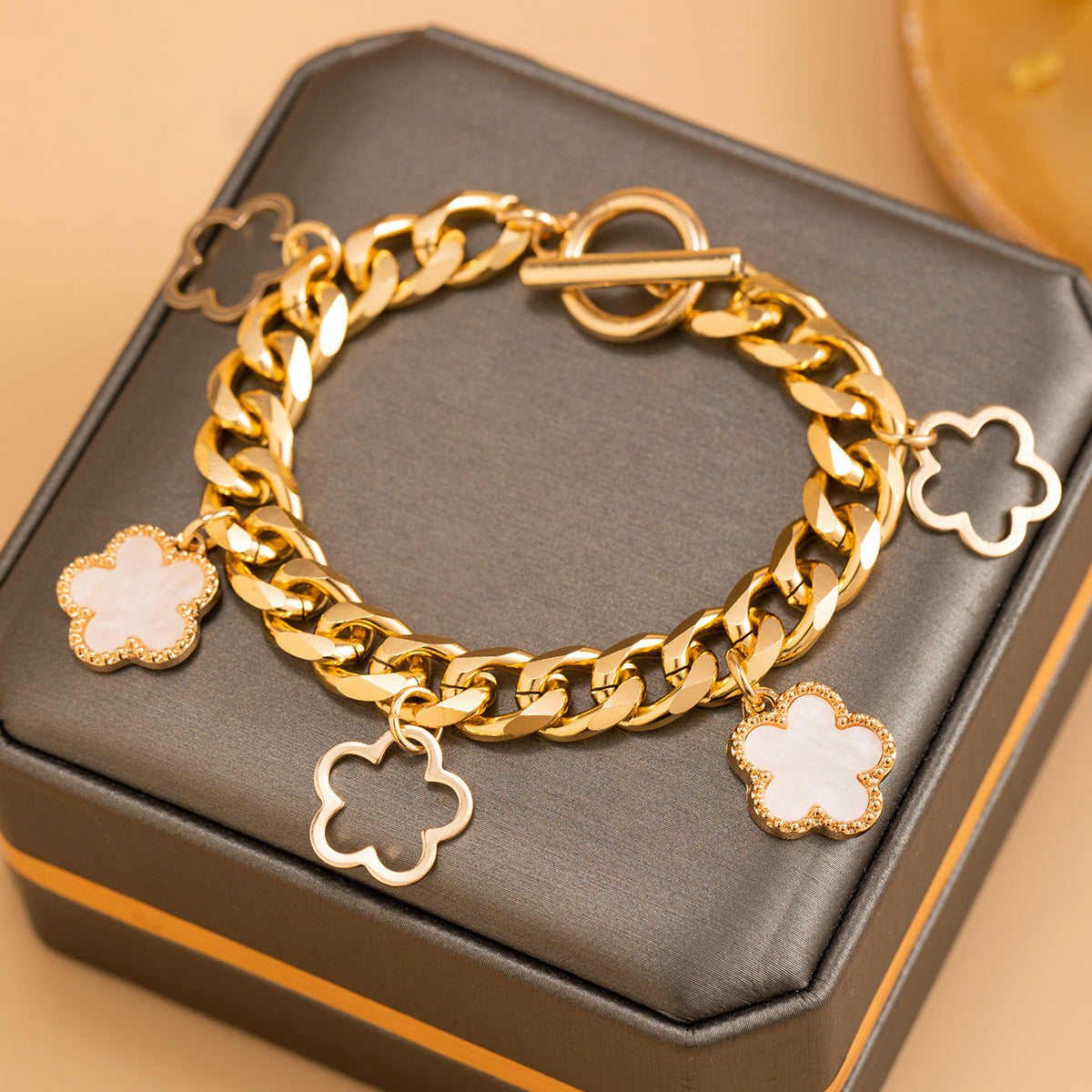 Gold chain Clover · Dazzling Charm series - Bracelet