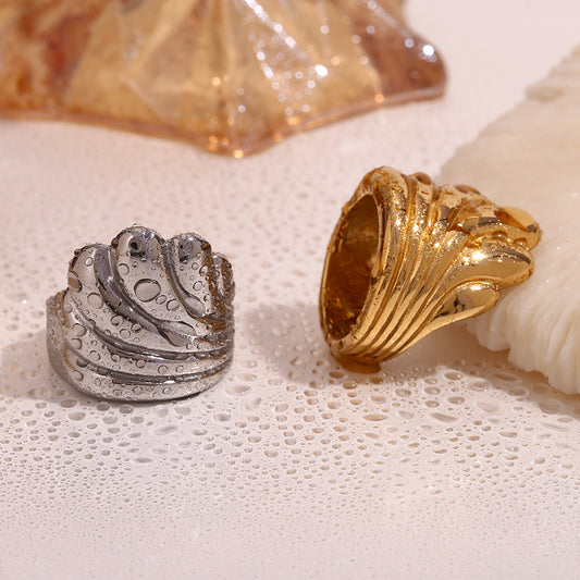 Vintage hand jewelry stainless steel plated in 18-karat gold, creative roll up waves cast ring