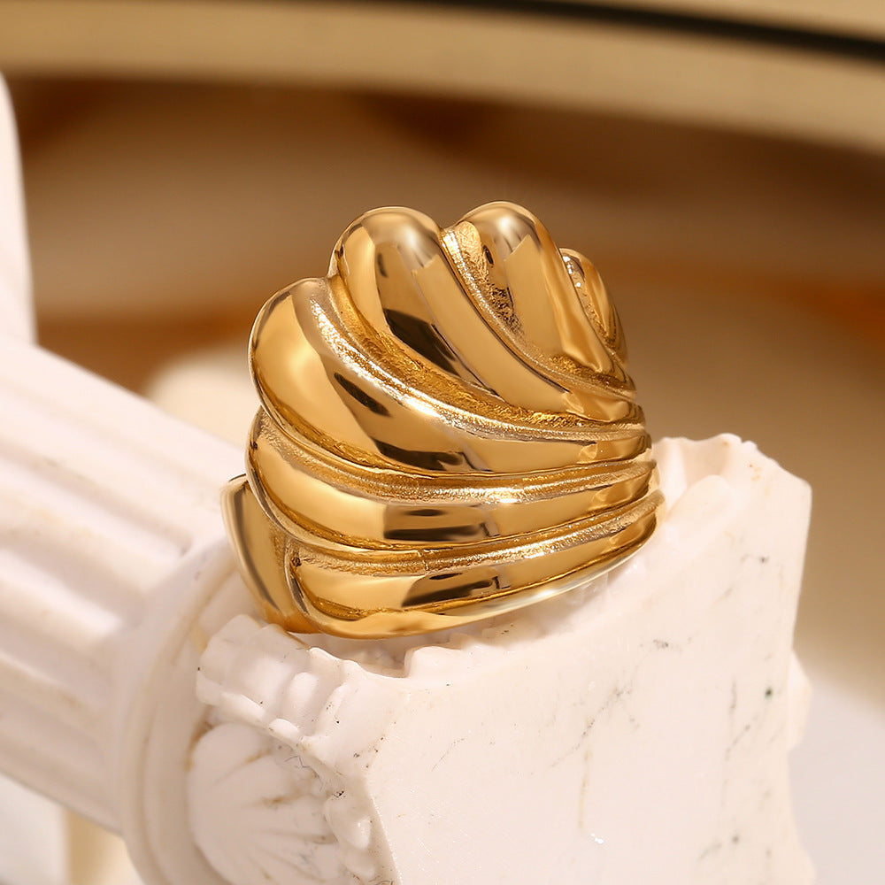 Vintage hand jewelry stainless steel plated in 18-karat gold, creative roll up waves cast ring