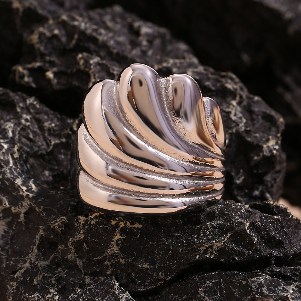 Vintage hand jewelry stainless steel plated in 18-karat gold, creative roll up waves cast ring